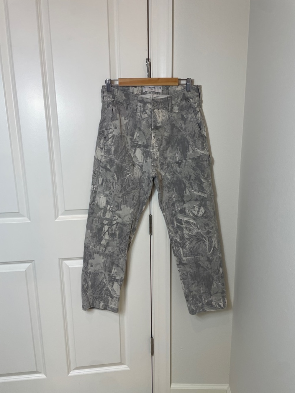 Hollister Men’s Camo Cargo Loose Fit Pants
